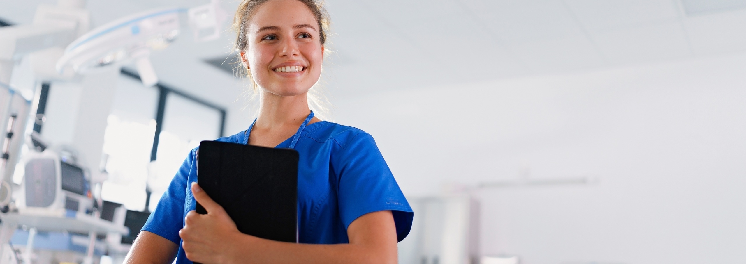 Depuis 160 ans, Groupe Pasteur Mutualité accompagne l’ensemble des professionnels du monde de la santé à l’aide d’une mutuelle pensée pour répondre au mieux aux attentes de chacun. Nous savons à quel point il est important pour les acteurs du corps médical d’exercer leur métier sereinement, et ne pas se soucier d’éventuels problèmes administratifs qu’ils pourraient avoir à gérer au quotidien. C’est pourquoi Groupe Pasteur Mutualité a conçu des offres adaptées à chacun, et notamment une mutuelle infirmière, qui répond à l’évolution des modalités d’exercice et de pratiques. Découvrez dans cet article les avantages à souscrire à une assurance professionnelle d’infirmier.

Comment choisir sa mutuelle infirmière

La première chose à connaitre lorsque l’on souhaite souscrire à une mutuelle infirmière, c’est le statut de sa profession. Selon que vous soyez dans la fonction publique, le secteur privé ou autre, il y aura des différences de taille dans les modalités de votre mutuelle. Souscrire à une complémentaire santé n’est, par exemple, pas obligatoire pour les infirmiers et infirmières de la fonction publique, mais la loi oblige ceux du secteur privé à souscrire à une mutuelle. Si vous êtes infirmier ou infirmière libéral, vous bénéficiez d’avantages dû à la législation Madelin, mais il est conseillé de souscrire à une mutuelle d’infirmière libérale adaptée à vos priorités.

Ensuite, comme tout autre assurance, vos besoins ne seront pas les mêmes selon que vous soyez jeune, marié, en couple, avec ou sans enfants etc… des solutions adaptées existent selon votre situation, alors prenez bien en compte votre situation actuelle, mais anticiper également vos besoins futurs. Si vous êtes étudiant par exemple, vous pouvez souscrire à une mutuelle d’étudiant infirmier, qui sera bien plus adaptée à vos besoins. Vous l’aurez compris, chaque profil d’infirmier et d’infirmière est différent, et il est possible de choisir parmi un large panel d’offres de mutuelles pour répondre à ses besoins.

Groupe Pasteur Mutuelle, conçu par des professionnels de la santé, pour des professionnels de la santé

Groupe Pasteur Mutualité, expert dans la mutuelle des professions médicales, vous accompagne à toutes les étapes de votre vie grâce à sa protection santé conçue par des membres de la communauté du monde hospitalier. Que vous soyez à la recherche d’une mutuelle infirmière pour un profil étudiant ou confirmé, et quelque soit votre situation personnelle, Groupe Pasteur Mutualité saura vous guider afin de trouver l’offre qui vous correspond.

Nos conseillers mutualistes sont à votre écoute pour vous conseiller ; vous pouvez nous contacter au 01 40 54 54 54 du lundi au vendredi de 8h30 à 18h ou nous envoyer vos questions directement depuis l’espace contact de notre site internet. Comme 138000 professionnels de la santé avant vous, faites confiance à notre expertise pour choisir la meilleure mutuelle pour les membres du corps médical.