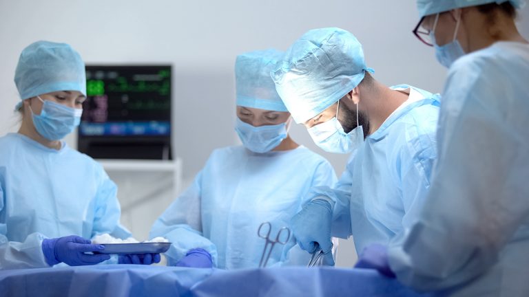 Anesthésistes réanimateurs en France : un métier en mutation et des inégalités d’accès persistantes
