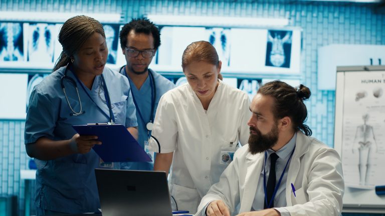 Intérim médical et paramédical : le Conseil d’État annule partiellement le décret du 24 juin 2024