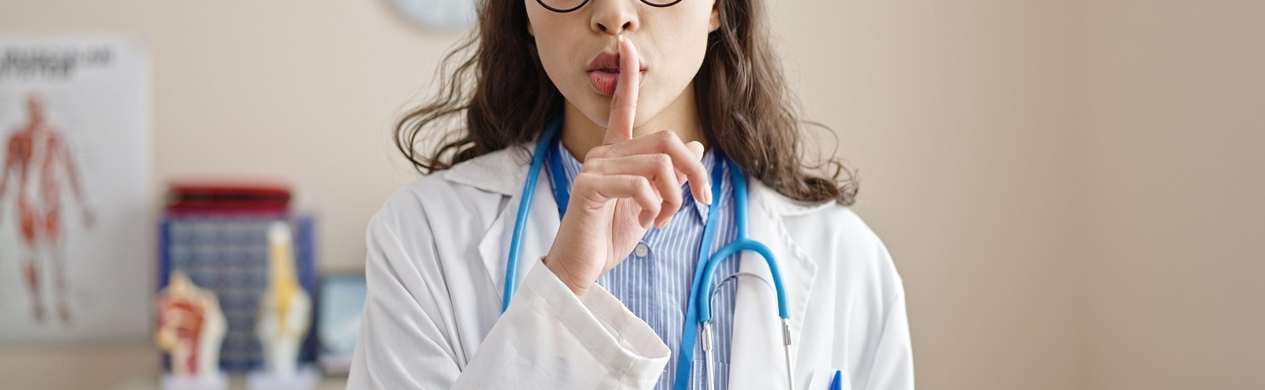 Le secret médical constitue l'un des piliers de la relation thérapeutique et s'impose comme une obligation déontologique absolue. Son respect conditionne la confiance entre le patient et son praticien, garantissant ainsi la qualité des soins prodigués. Toutefois, ce principe connaît des exceptions encadrées par la législation française. Dans un environnement médical en constante évolution, comprendre la pratique du secret médical devient essentiel pour exercer en toute sérénité. Définition et principes fondamentaux du secret médical Qu'est-ce que le secret médical ? Le secret médical se définit comme : l'obligation pour tout professionnel de santé de taire l'ensemble des informations dont il a eu connaissance dans le cadre de l'exercice de sa profession. Cette obligation s'inscrit dans un double intérêt : celui du patient, qui doit pouvoir se confier librement pour bénéficier de soins adaptés, et celui de la santé publique, qui nécessite que chacun puisse consulter sans craindre la divulgation d'informations personnelles. L'article R4127-4 du Code de la santé publique énonce clairement ce principe : le secret professionnel s'impose à tout médecin dans les conditions établies par la loi et couvre tout ce qui est venu à sa connaissance dans l'exercice de sa profession, c'est-à-dire non seulement ce qui lui a été confié, mais également ce qu'il a vu, entendu ou compris. Ainsi, il revêt donc un caractère absolu et général et ne cesse pas avec la mort du patient, ne pouvant être levé par ce dernier de son vivant. Qui est tenu au secret médical ? L'obligation de secret médical s'étend bien au-delà des seuls médecins. Elle s'impose à l'ensemble des professionnels de santé et tous les autres professionnels participant aux soins. Cela implique donc : • Médecins généralistes et les spécialistes • Médecins du travail • Chirurgiens • Dentistes • Infirmiers • Sage-femmes • Psychologues et psychiatres • Kinésithérapeutes • Et toutes les autres professions impliquées dans le dossier de santé du patient. Cette obligation concerne également tout membre du personnel des établissements de santé, des services ou organismes intervenant dans le système de santé, ainsi que toute personne en relation avec ces structures du fait de ses activités. Ainsi sont tenus au secret médical d’autres professionnels en dehors des praticiens : • Secrétaires médicales • Personnels administratifs hospitaliers • Internes et étudiants en santé • Bénévoles intervenants • Et tout autre professionnel en contact avec le dossier de santé du patient. Le praticien de santé doit veiller à ce que les personnes qui l'assistent dans son exercice soient instruites de leurs obligations en matière de secret professionnel et s'y conforment, comme le précise l'article R4127-72 du Code de la santé publique. Quel contenu couvre le secret médical ? Le secret médical ne se limite pas aux seules données strictement médicales. Son périmètre englobe l'ensemble des informations concernant le patient venues à la connaissance du professionnel. Sont ainsi couverts par le secret : • Les faits confiés par le patient lui-même ou appris de son entourage, y compris les confidences dont le caractère secret n'a pas été précisé ; • Les constatations effectuées durant des soins et tous les faits dus à la maladie ; • Les faits ou circonstances en rapport avec l'état du malade, la nature de son affection et les éléments du traitement ; • L'ensemble des documents rédigés à l'occasion d'un acte médical ou chirurgical ; enfin ; • Tous les documents permettant d'identifier le patient ou de révéler sa présence dans un établissement de santé. Cette conception implique qu'une information n'a pas besoin d'avoir été confiée sous le sceau du secret pour être protégée. Dès lors qu'elle concerne le patient et qu'elle est venue à la connaissance du professionnel, elle relève du secret médical. Quel est le cadre légal du secret médical ? Le secret médical bénéficie d'un encadrement juridique rigoureux qui en fait l'un des secrets professionnels les mieux protégés du droit français : Au niveau déontologique : l'article R4127-4 du Code de la santé publique pose le principe selon lequel le secret professionnel s'impose à tout médecin dans l'intérêt des patients. Sur le plan législatif : l'article L1110-4 du Code de la santé publique consacre le droit de toute personne au respect de sa vie privée et au secret des informations la concernant. Ce secret couvre l'ensemble des informations venues à la connaissance du professionnel et s'impose à tous les intervenants du système de santé. En matière pénale : l'article 226-13 du Code pénal sanctionne la révélation d'une information à caractère secret d'un an d'emprisonnement et de 15 000 euros d'amende. Cette protection pénale témoigne de la gravité que le législateur attache à toute violation. Quelles sont les dérogations légales au secret médical ? Bien que le secret médical soit de principe absolu, le législateur a prévu certaines situations dans lesquelles sa levée devient possible, voire nécessaire. Ces dérogations, strictement encadrées, permettent de concilier le respect de la vie privée avec d'autres impératifs tout aussi légitimes. Les situations prévues par la loi L'article 226-14 du Code pénal énonce le principe général selon lequel l'article 226-13 n'est pas applicable dans les cas où la loi impose ou autorise la révélation du secret. Cette disposition ouvre la voie à plusieurs catégories d'exceptions légales, chacune répondant à des objectifs spécifiques de protection des personnes ou d'intérêt général. Il convient de souligner que ces dérogations n'obligent généralement pas le professionnel à révéler les informations, mais l'y autorisent. Le praticien conserve donc une marge d'appréciation et doit exercer son jugement professionnel pour déterminer s'il convient de lever le secret ou non. Le risque grave pour autrui Les professionnels de santé ou de l'action sociale peuvent informer le préfet du caractère dangereux pour elles-mêmes ou pour autrui des patients qui les consultent et dont ils savent qu'ils détiennent une arme ou qu'ils ont manifesté leur intention d'en acquérir une. Cette dérogation vise à prévenir le passage à l'acte violent de personnes présentant des troubles psychiques. Toutefois, cette faculté de signalement doit s'apprécier avec discernement. Le professionnel de santé doit évaluer la réalité et l'imminence du danger, en tenant compte de la situation clinique du patient et du contexte. Un signalement abusif pourrait rompre la relation thérapeutique et compromettre les chances de prise en charge du patient. Les signalements obligatoires (maltraitance, sévices) Le législateur a organisé une protection particulière des personnes vulnérables à travers plusieurs dispositifs de signalement. • Toute personne qui informe les autorités judiciaires, médicales ou administratives de maltraitances, de privations ou de sévices, y compris lorsqu'il s'agit d'atteintes ou mutilations sexuelles, infligés à un mineur ou à une personne qui n'est pas en mesure de se protéger en raison de son âge ou de son incapacité physique ou psychique, bénéficie d'une immunité. • Tout professionnel de santé peut, avec l'accord de la victime, porter à la connaissance du procureur de la République ou de la cellule de recueil des informations préoccupantes les sévices, maltraitances ou privations constatés dans l'exercice de sa profession. Lorsque la victime est un mineur ou une personne qui n'est pas en mesure de se protéger, son accord n'est pas nécessaire. En cas d'impossibilité d'obtenir l'accord d'une victime majeure, le professionnel doit l'informer du signalement effectué. Ces dispositions permettent au praticien de remplir son rôle de protection des personnes vulnérables tout en respectant l'autonomie des victimes majeures. Il s'agit d'un équilibre délicat entre protection et respect de la volonté du patient. Le secret médical partagé en équipe L'article L1110-4 du Code de la santé publique consacre la notion de secret partagé, permettant aux professionnels de collaborer efficacement dans l'intérêt du patient. • Au sein d'une même équipe de soins : les professionnels peuvent partager les informations strictement nécessaires. Ces informations sont réputées confiées par le patient à l'ensemble de l'équipe. • Hors équipe de soins : le partage requiert le consentement préalable du patient. Celui-ci doit être informé de son droit d'opposition à l'échange d'informations et peut exercer ce droit à tout moment. Les demandes administratives et judiciaires Certaines autorités bénéficient d'un droit d'accès spécifique aux informations médicales dans le cadre de leurs missions légales. Tel est le cas des médecins membres de l'inspection générale des affaires sociales, des médecins inspecteurs de santé publique, des inspecteurs de l'agence régionale de santé ayant la qualité de médecin, ainsi que des médecins conseils des organismes d'assurance maladie. Par ailleurs, le médecin mis en cause dans une procédure judiciaire peut révéler avec prudence les informations médicales strictement nécessaires à sa défense. Cette faculté découle du principe selon lequel le droit à la défense prime sur le secret médical. La jurisprudence exige néanmoins que la divulgation soit strictement proportionnée aux besoins de la défense et ne porte que sur les éléments indispensables à la manifestation de la vérité. Les limites pratiques du secret médical Distinguer information médicale et donnée personnelle Dans la pratique quotidienne, la frontière entre information médicale couverte par le secret et donnée personnelle peut parfois sembler floue. Pourtant, cette distinction revêt une importance capitale. Ainsi, révéler qu'une personne consulte tel médecin ou qu'elle se trouve hospitalisée constitue déjà une violation. De même, communiquer des informations sur le mode de vie, les habitudes ou la situation familiale d'un patient engage la responsabilité du professionnel. Cette conception extensive impose une vigilance particulière : une conversation dans un lieu public, une remarque en salle d'attente ou un échange téléphonique insuffisamment discret peuvent suffire à caractériser une violation. Les données de santé informatisées Les données de santé à caractère personnel bénéficient d'une protection renforcée tant au niveau national qu'européen, notamment à travers le Règlement général sur la protection des données (RGPD). La conservation et la transmission d'informations médicales sur support informatique sont soumises à des règles strictes. Les professionnels doivent s'assurer que les systèmes d'information utilisés garantissent la confidentialité des données, leur intégrité et leur disponibilité. Ainsi, les systèmes d’informations médicales doivent garantir : • Le chiffrement des données • Une gestion rigoureuse des droits d'accès • La traçabilité des consultations • Des sauvegardes sécurisées L'utilisation de messageries électroniques pour échanger des informations médicales mérite une attention particulière. Les communications doivent emprunter des canaux sécurisés, et il convient d'éviter l'envoi de données sensibles via des messageries non professionnelles. De même, l'accès au dossier médical informatisé doit être strictement limité aux professionnels habilités dans le cadre de la prise en charge du patient. Les situations de partage d'informations avec l'accord du patient Le patient majeur et capable dispose d'un droit de regard et de décision sur ses informations médicales. Il peut autoriser la communication d'informations à des tiers. Ce consentement doit être libre, éclairé et spécifique à chaque destinataire. L'article L1111-6 du Code de la santé publique a institué la notion de personne de confiance, que toute personne majeure peut désigner pour être consultée si elle-même se trouve hors d'état d'exprimer sa volonté. Cette personne peut accompagner le patient dans ses démarches et assister aux entretiens médicaux, mais ne dispose pas d'un droit d'accès automatique au dossier médical. En cas de diagnostic ou de pronostic grave, le secret médical ne s'oppose pas à ce que la famille ou les proches reçoivent les informations nécessaires pour apporter un soutien direct, sauf opposition du patient. Quelles conséquences en cas de violation du secret médical ? Sanctions disciplinaires La violation du secret médical constitue un manquement déontologique grave susceptible d'entraîner des sanctions prononcées par les instances ordinales. Ces sanctions visent à garantir le respect des règles professionnelles et à préserver la confiance du public dans la profession médicale. L'échelle des sanctions disciplinaires prévue par l'article L4124-6 du Code de la santé publique comprend, par ordre croissant de gravité : • L'avertissement ; • Le blâme ; • L'interdiction temporaire d'exercer avec ou sans sursis pour une durée maximale de trois ans ; • La radiation, qui équivaut à l'interdiction définitive d'exercer. La gravité de la sanction prononcée dépend de plusieurs facteurs : l'intentionnalité de la violation, la nature des informations divulguées, les conséquences pour le patient, les circonstances de la divulgation, ainsi que les éventuels antécédents disciplinaires du professionnel. Une violation du secret médical ayant entraîné un préjudice important pour le patient ou commise de manière répétée sera sanctionnée plus sévèrement qu'une indiscrétion ponctuelle et sans conséquence majeure. Il convient donc de souligner que la procédure disciplinaire est totalement indépendante des procédures pénale et civile. Sanctions pénales encourues L'article 226-13 du Code pénal sanctionne la révélation d'une information à caractère secret d'un an d'emprisonnement et de 15 000 euros d'amende. Pour que l'infraction soit constituée, trois éléments doivent être réunis : • Élément légal : l'auteur doit être soumis au secret professionnel par un texte • Élément matériel : il doit y avoir révélation d'une information secrète à un tiers • Élément intentionnel : l'auteur doit avoir eu conscience de révéler une information couverte par le secret La révélation d'une seule information suffit à caractériser l'infraction. L'absence de préjudice pour le patient ne fait pas obstacle à la qualification pénale. La prescription de l'action publique est de six ans. Responsabilité civile et impact sur votre RCP Indépendamment des sanctions pénales et disciplinaires, la violation du secret médical peut engager la responsabilité civile du professionnel de santé ou de l'établissement employeur. De ce fait, l'assurance en responsabilité civile professionnelle (RCP) constitue un outil essentiel de protection pour les professionnels de santé. Depuis la loi du 4 mars 2002, tous les professionnels de santé ont l'obligation légale d’y souscrire. Les contrats de RCP couvrent généralement la responsabilité civile du professionnel, incluant les conséquences financières d'une violation du secret médical. Cette couverture comprend la prise en charge des frais de défense et le paiement des dommages-intérêts. Toutefois, une violation du secret médical aura inévitablement un impact sur le profil de risque du praticien. Les assureurs peuvent réévaluer les primes à la hausse ou refuser le renouvellement du contrat en cas de sinistres graves ou répétés. Face aux menaces, GPM vous accompagne La protection de votre activité professionnelle passe par une compréhension approfondie de vos obligations déontologiques et une couverture assurantielle adaptée à votre pratique. Chez Groupe Pasteur Mutualité, nous comprenons les enjeux spécifiques auxquels font face les professionnels de santé au quotidien. Nos solutions d'assurance responsabilité civile professionnelle et de protection juridique ont été conçues avec et pour les professionnels de santé, afin de vous permettre d'exercer en toute sérénité. Fort de plus de 160 ans d'expérience au service des soignants, GPM met à votre disposition une expertise reconnue et un accompagnement personnalisé pour sécuriser votre pratique professionnelle et préserver ce qui compte le plus : votre capacité à soigner dans les meilleures conditions. En résumé Le secret médical protège la relation de confiance entre patient et professionnel de santé. Il couvre toutes les informations liées aux soins et s'impose à un large cercle d'intervenants. Le cadre légal français est particulièrement strict à ce sujet : Code de la santé publique, Code pénal, RGPD, permettant ainsi un encadrement complet du secret médical. Néanmoins, la loi prévoit quelques exceptions : risque grave pour autrui, maltraitance, secret partagé en équipe médicale, obligations administratives ou judiciaires. Enfin, la digitalisation complexifie la protection des données de santé et toute indiscrétion, notamment sur la collecte de ces données par des prestaires externes, peut engager la responsabilité disciplinaire, pénale ou civile du soignant. Pour exercer sereinement, une RCP adaptée et une protection juridique solide demeurent indispensables face aux risques croissants liés au traitement des données médicales.